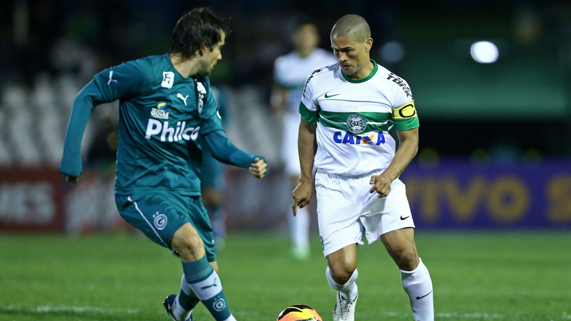 Jogador Alex, do Coritiba, tenta superar David, atleta do Goiás, em jogo entre as duas equipes