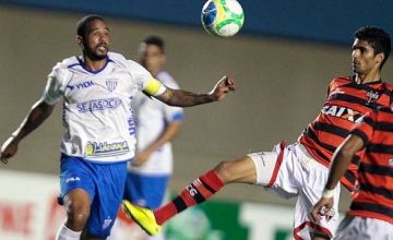 Jogadores disputam bola no jogo Atlético 2 x 0 Avai, no Serra Dourada