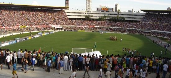 Torcida lota Serra Dourada em dia de clássico