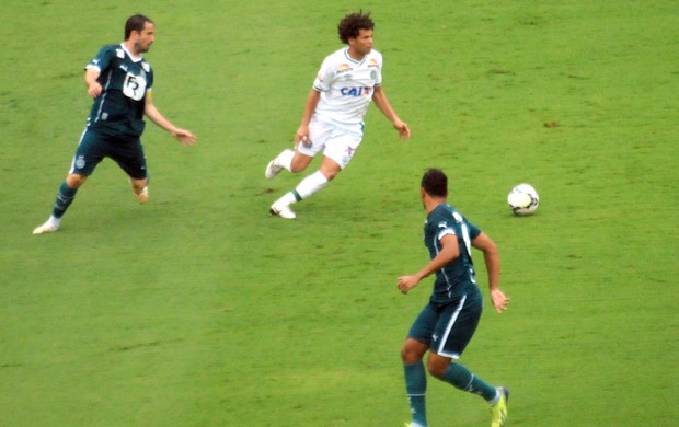 Jogadores do Goia´s cercam adversário em jogo no Serra Dourada