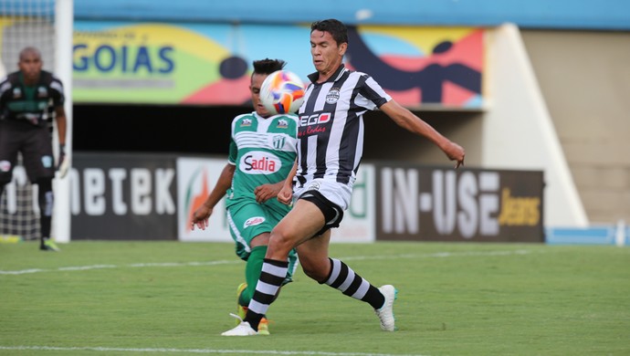 Lance do jogo entre Goiânia e Rio Verde no Serra Dourada