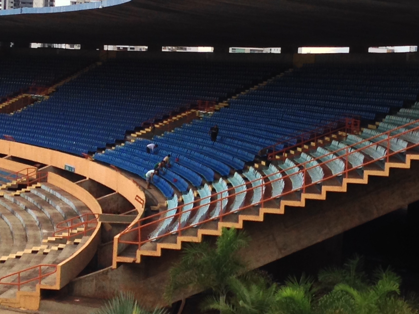 Funcionários do Serra Dourada preparam estádio para partida de futebol