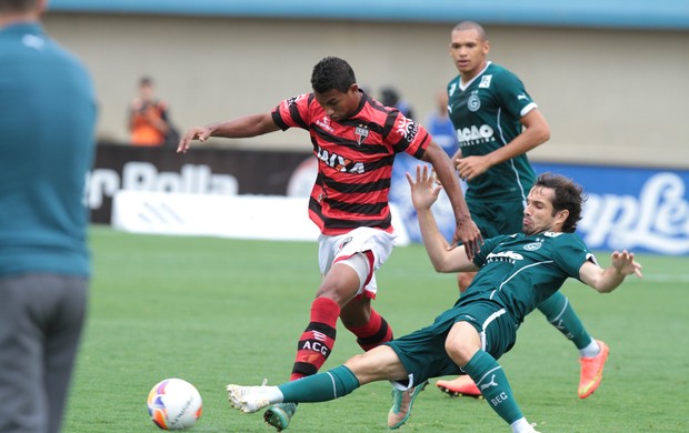 Lance do jogo entre Atlético e Goiás no Serra Dourada