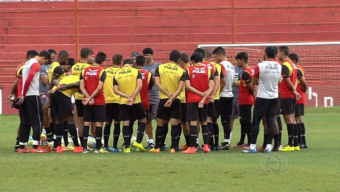 Treinador do Vila, Wladimir Araújo, faz preleção aos jogadores: só a vitória interessa