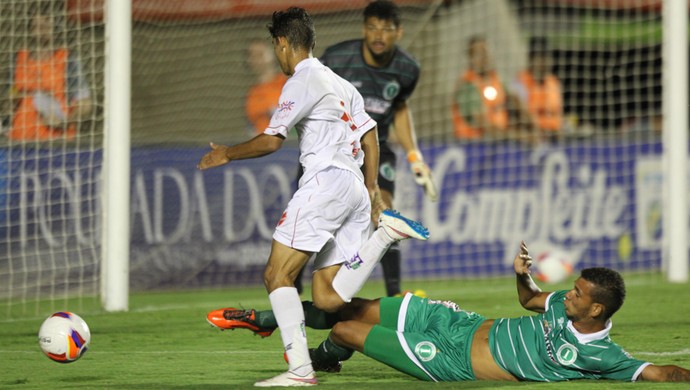 Lance do jogo em que o Vila Nova bateu o Itaberaí no Serra Dourada