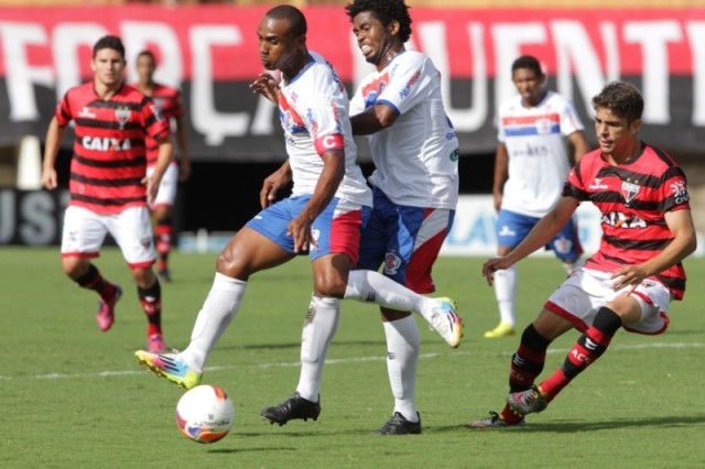 Lance do jogo Atlético 0 x 0 Itumbiara no Serra Dourada