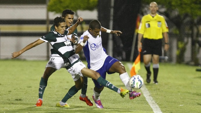 Lance do jogo de ida entre Goiás e Santo André pela Copa do Brasil