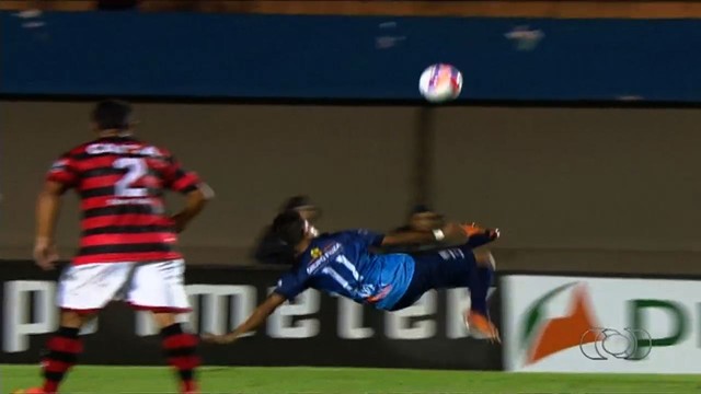 Wendell Lira, do Goianésia, faz golaço no Serra Dourada, contra o Atlético