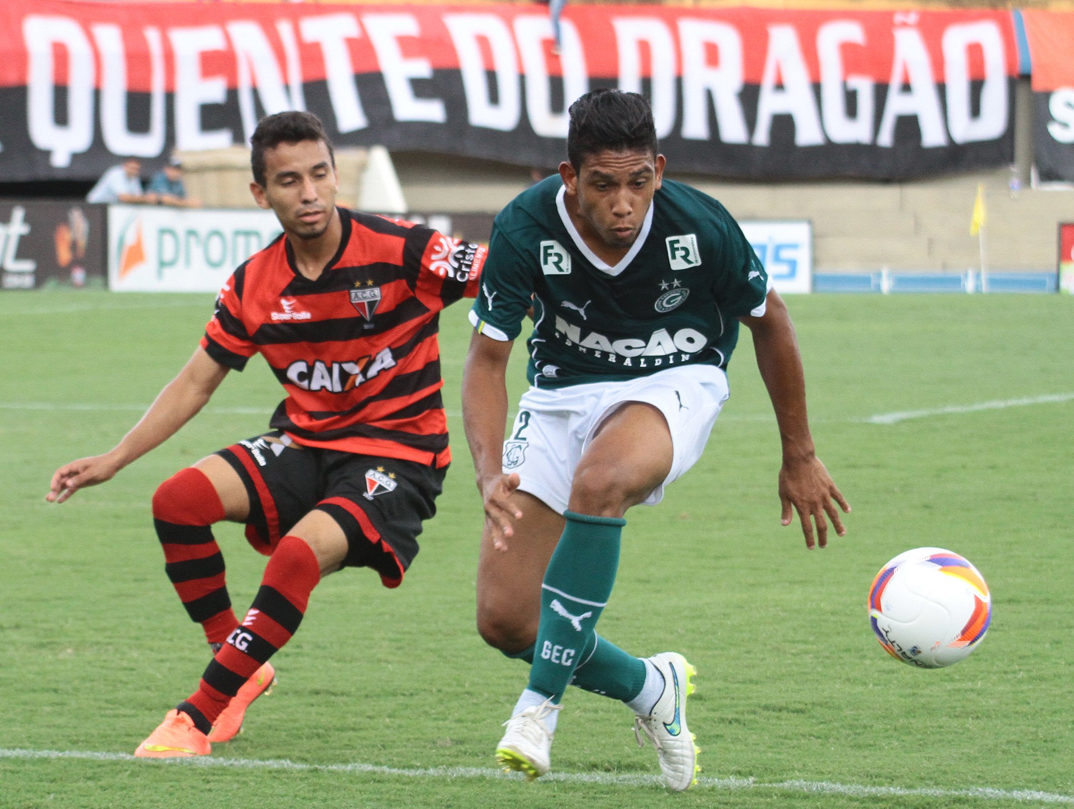 Lance do clássico entre Goiás e Atlético no Serra Dourada