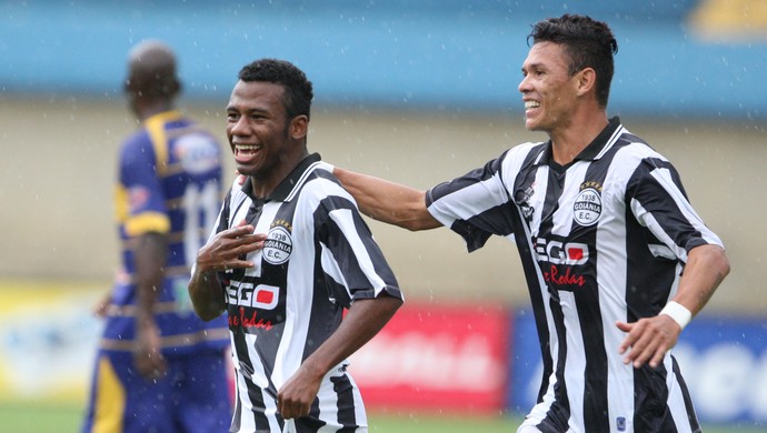 Jogadores do Goiânia comemoram gol no Serra Dourada