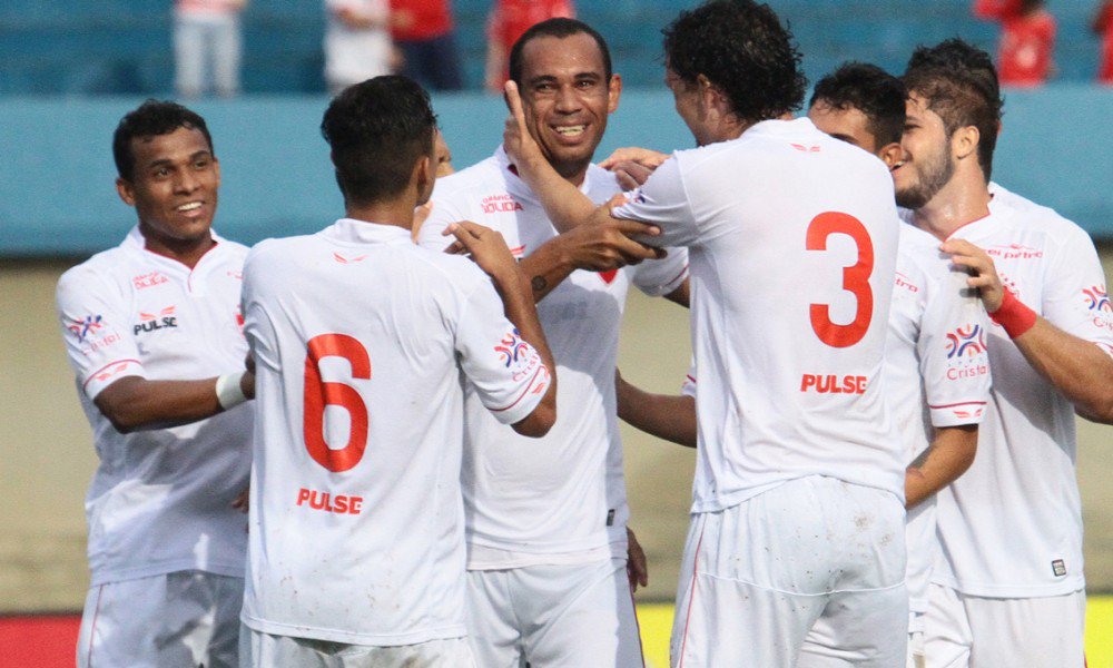 Jogadores do Vila comemoram gol de Robston contra o Anápolis