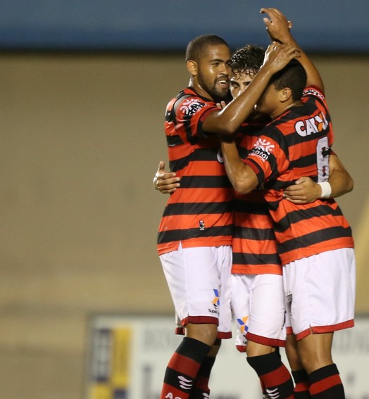 Jogadores do Atlético comemoram gol contra o grêmio Anápolis