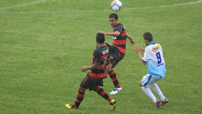 Lance de jogo entre Atlético Goianiense e Grêmio Anápolis - arquivo