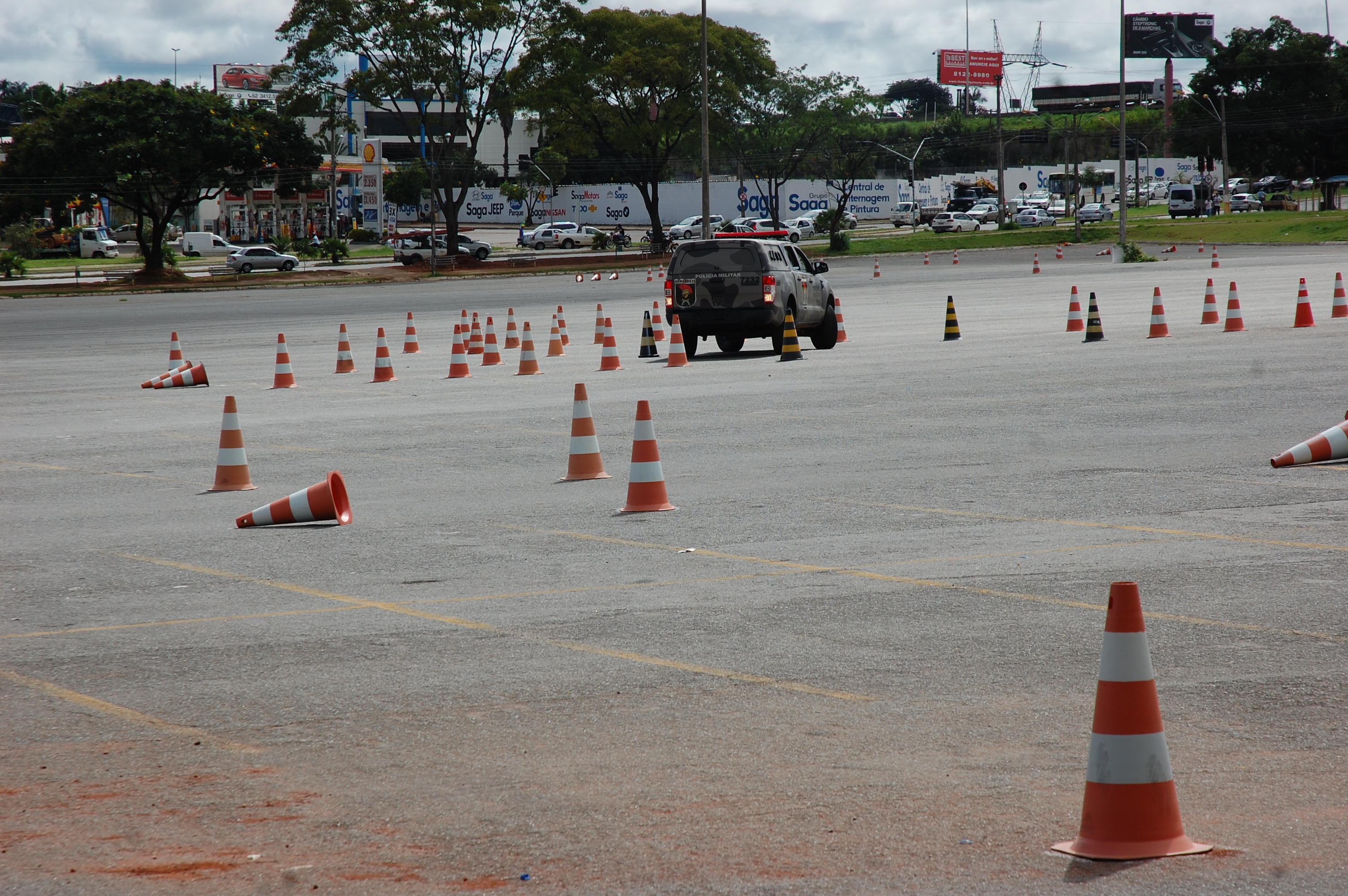 Treinamento do Batalhão de Chope da PM no estacionamento do Serra Dourada