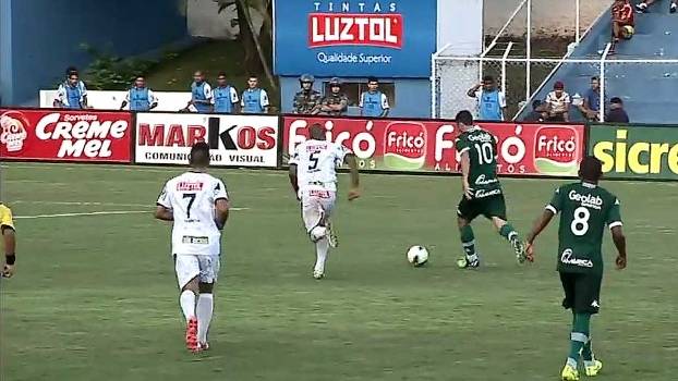 Felipe Menezes bate para fazer o gol do Goiás