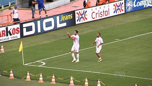 Centroavante Frontini comemora gol pelo Vila Nova contra o Iporá