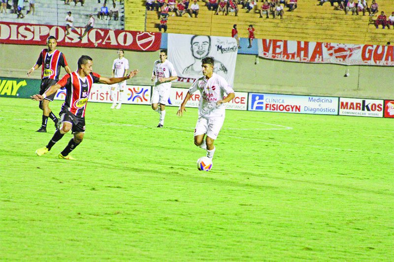 Lance do jogo entre Vila Nova e Anápolis no Serra Dourada pela Divisão de Acesso