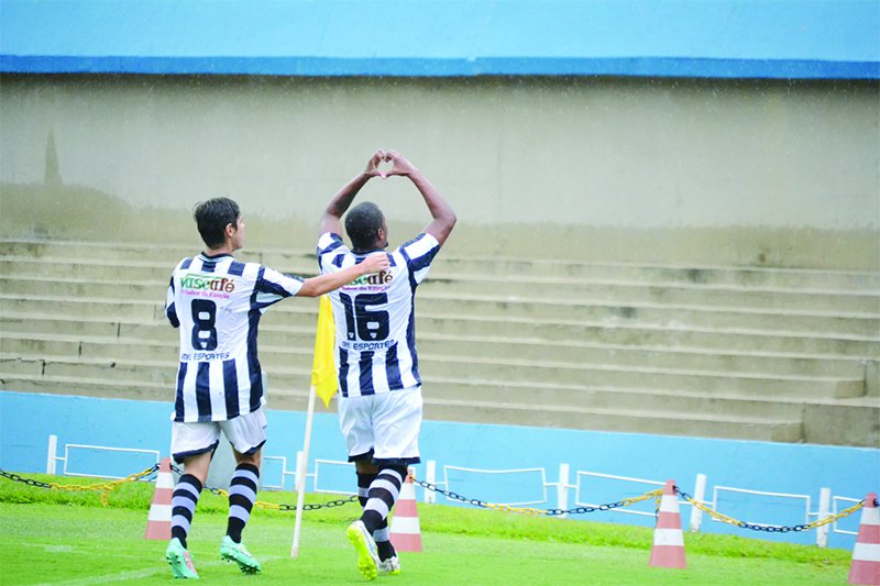 Jogadores comemoram gol do Goiânia