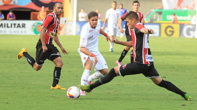 Lance do jogo entre Vila e Anápolis no Serra Dourada pela fase de classificação da Divisão de Acesso