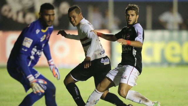 Lance do jogo entre Anápolis e Vila Nova no Jona Duarte. Vila com uniforme preto