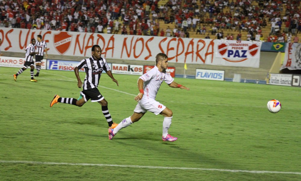 Lance do clássico entre Goiânia e Vila Nova no Serra Dourada