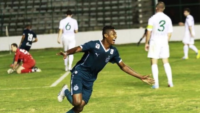 O atacante Bruno Henrique comemora gol do Goiás