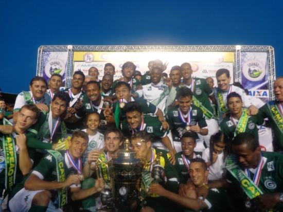 Jogadores esmeraldinos recebem taça de campeão goiano de 2015