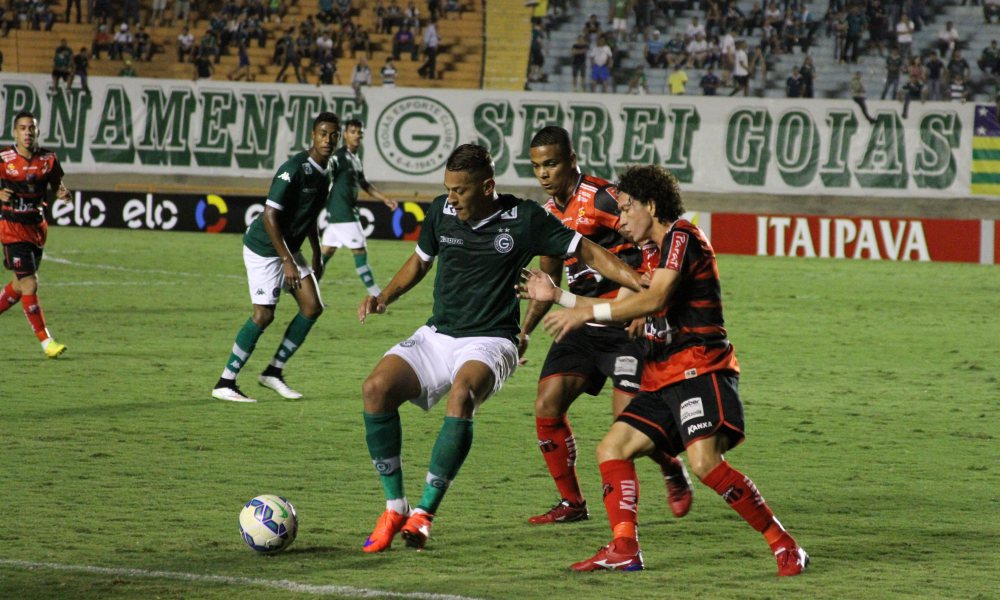 Lance do jogo entre Goiás e Ituano no Serra Dourada