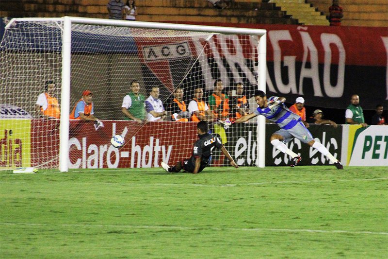 Gol de Juninho para o Atlético contra o Coruripe