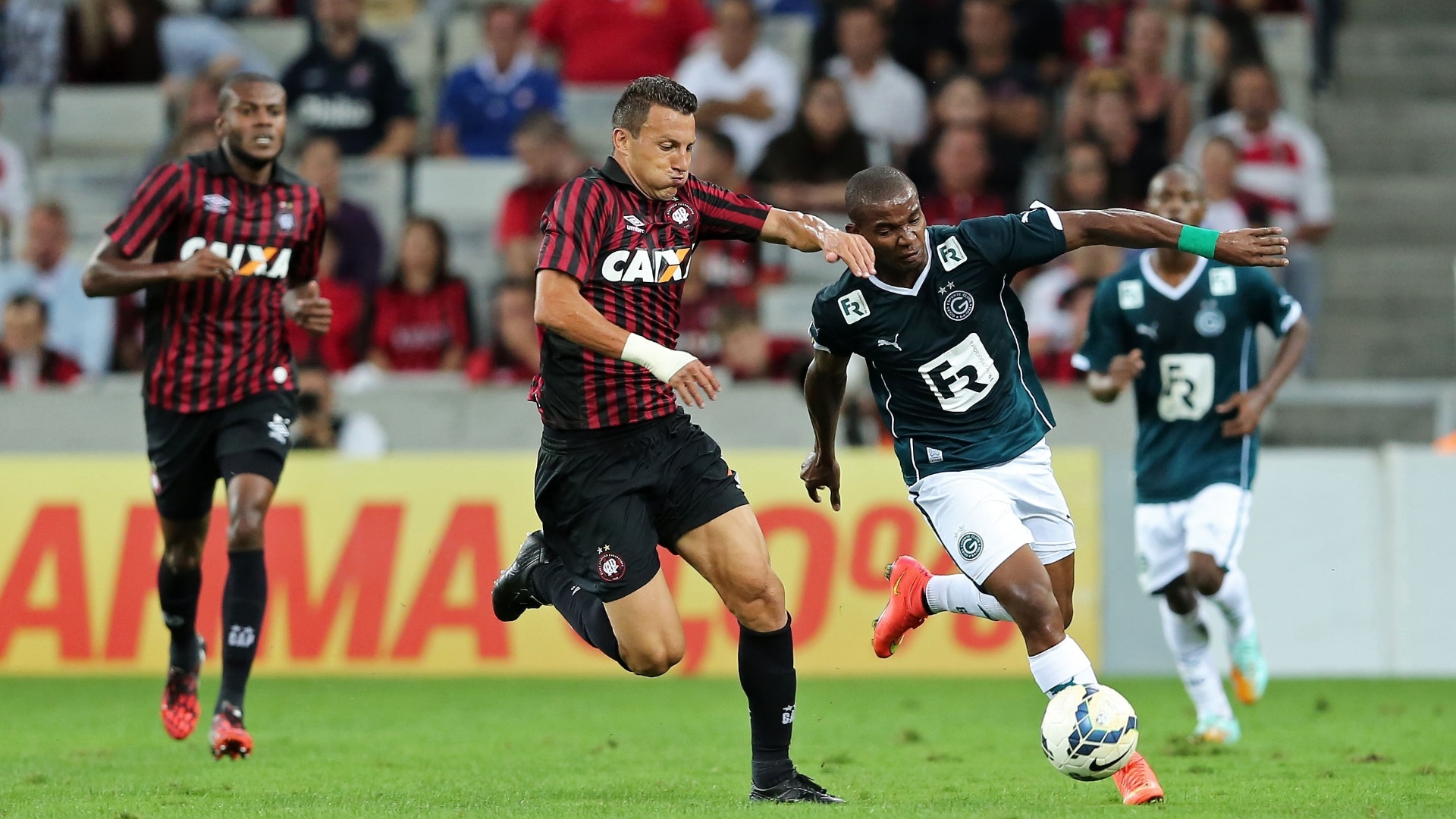 Lance de jogo entre Goiás e Atlético Paranaense