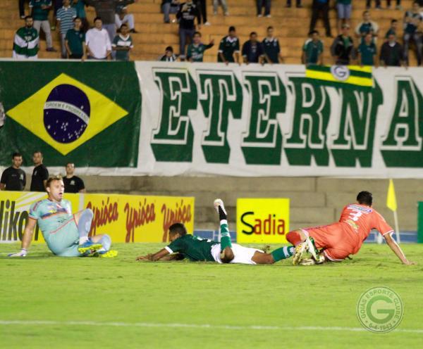 Jogador do Goiás é derrubado dentro da área por defensor do Independente (PA)