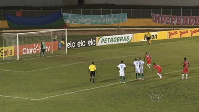 Goleiro Renan, do Goiás, se prepara para defender pênalti em jogo contra o Independente, do Pará