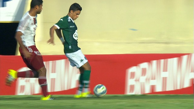 Erik faz cavadinha para marcar o gol do Goiás