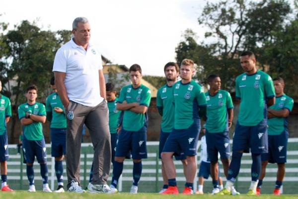 Treinador Hélio dos Anjos conversa com jogadores do Goiás