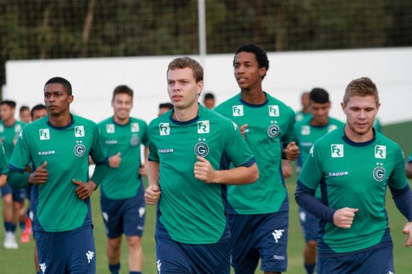 Jogadores do Goiás treinam para enfrentar o Fluminense