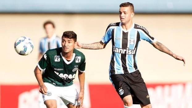 Lance do jogo entre Goiás e Grêmio no Serra Dourada