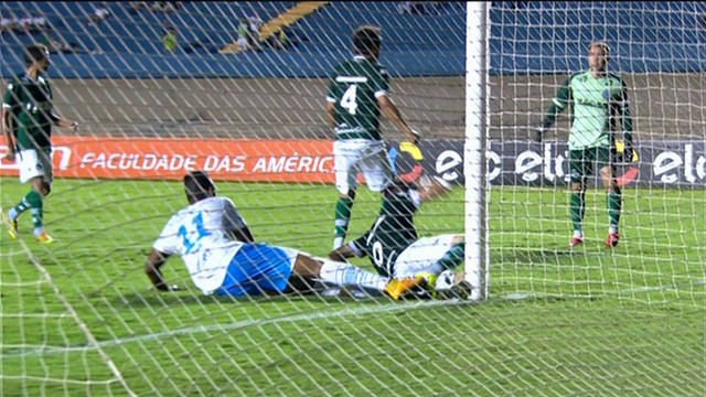 Lance do jogo entre Goiás e Avaí no Serra Dourada