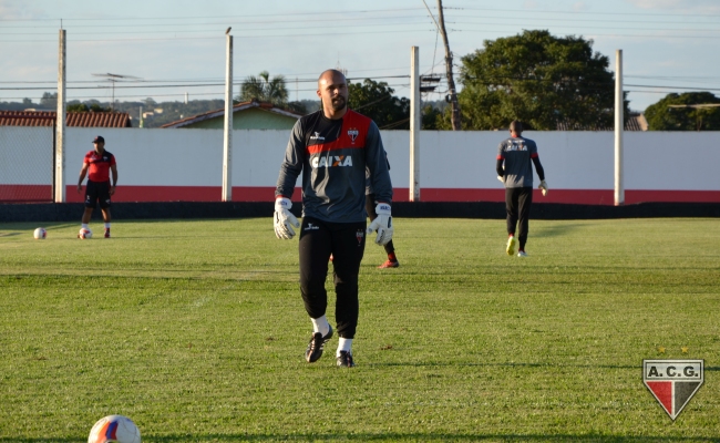 Goleiro Márcio, do Atlético, treina para jogo contra Paraná Clube