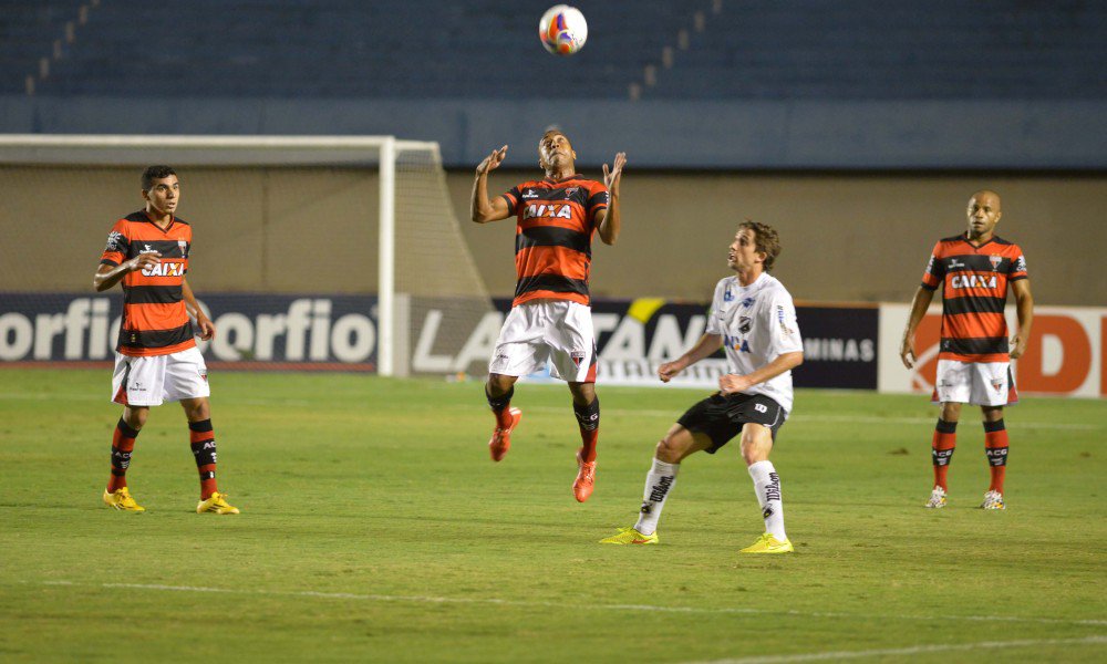 Lance do jogo entre Atlético e ABC no Serra Dourada