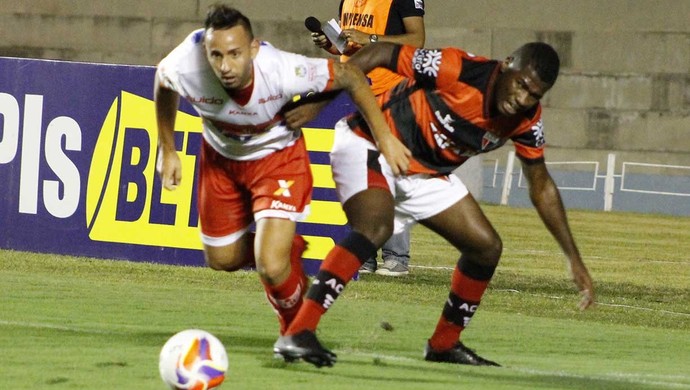 Lance do jogo Atlético 1 x 0 CRB, no Serra Dourada