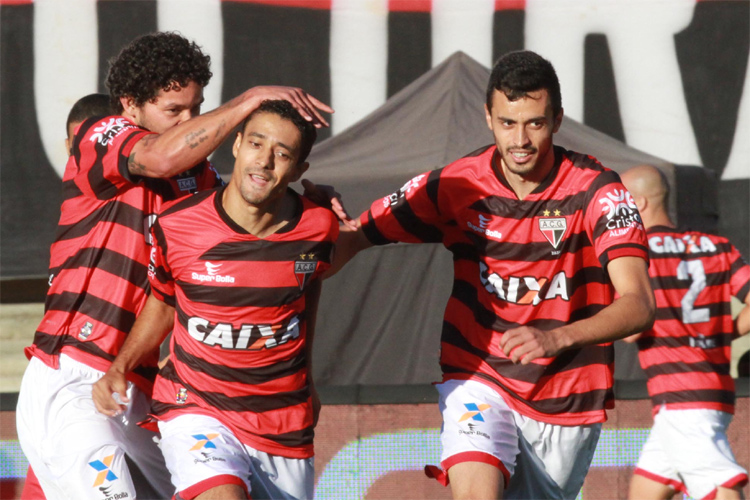 Jorginho e companheiros comemoram gol pelo Atlético no Serra