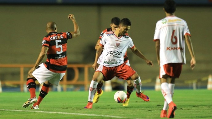 Lance do jogo entre Atlético e Mogi Mirim no Serra Dourada