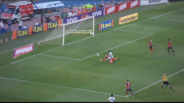 Liniker, do Goiás, manda bola na trave do Flamengo no final do jogo