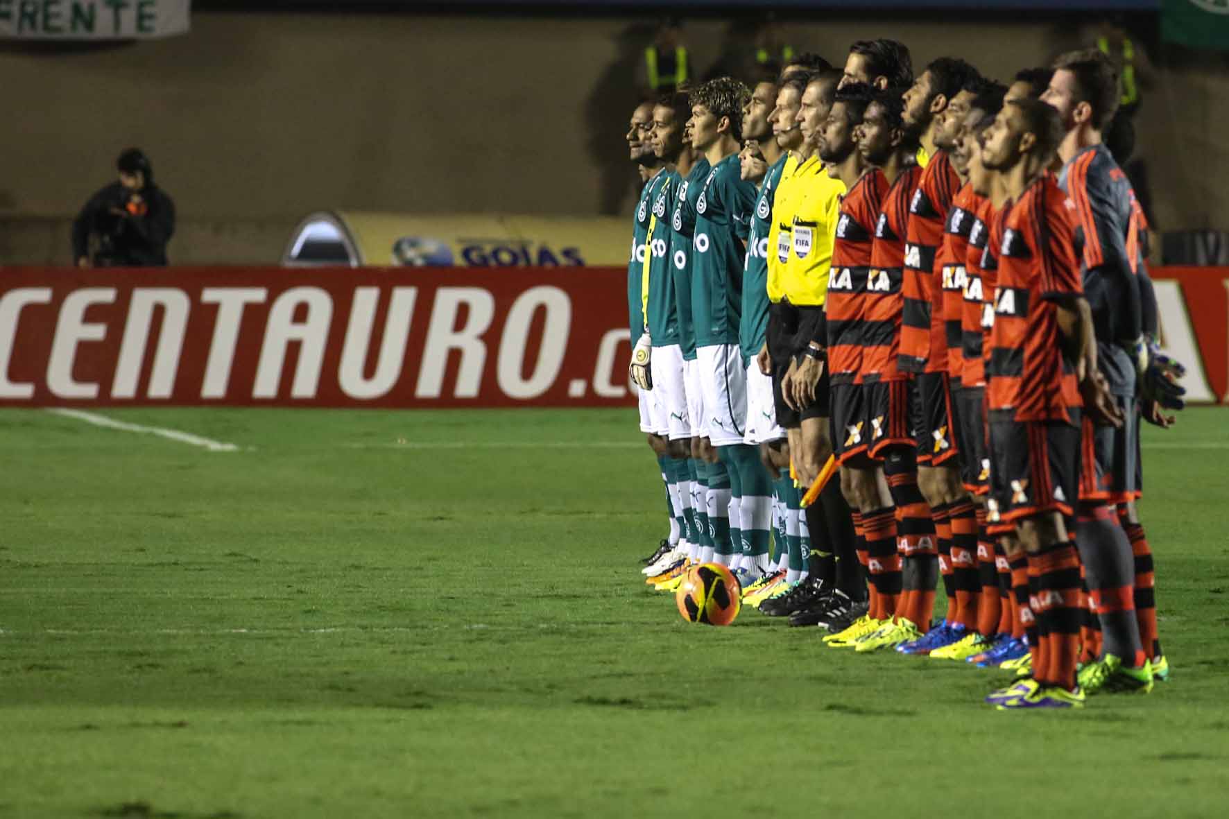 Jogadores de Goiás e Flamengo eprfilados no Serra Dourada