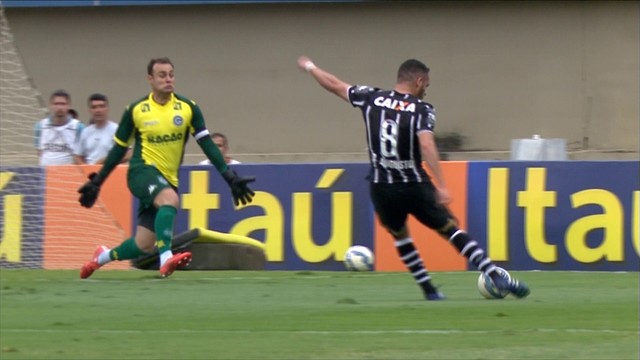 Goileiro Renan, do Goiás, sai do gol para fazer outra ótima defesa contra o Corinthians no Serra Dourada