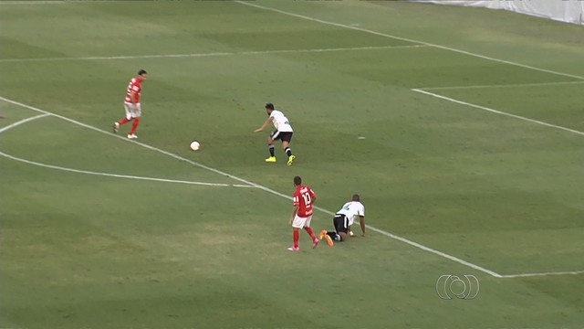 Centroavante Frontini recebe a bola para fazer o terceiro gol do Vila contra a ASA no Serra Dourada