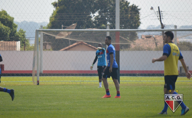 Jogadores profissionais do Atlético treinam para enfrentar o Ceará