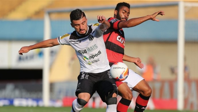 Lance do jogo entre Atlético e Ceará no Serra Dourada