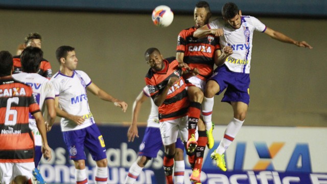 Lance do jogo entre Atlético e Bahia no Serra Dourada. Empate por 1 a 1