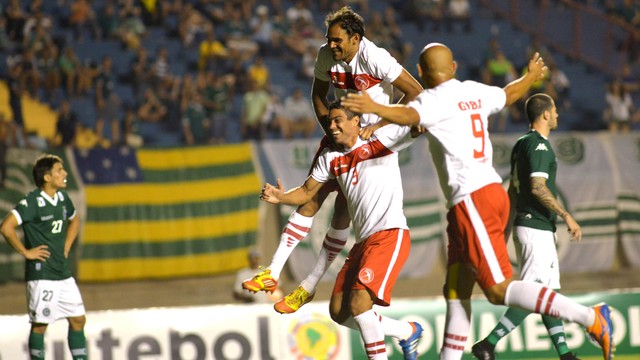 Jogadores do Brasília comemoram gol contra o Goiás no Serra Dourada